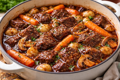 Bœuf bourguignon mijoté avec des oignons, du vin rouge et des herbes aromatiques