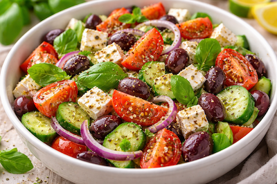 Salade méditerranéenne avec tomates, concombres, feta et olives